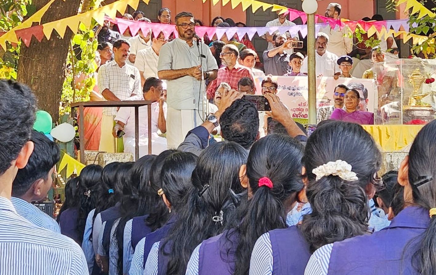സ്വർണക്കപ്പിന്‌ വട്ടേനാട്‌ ജിവിഎച്ച്‌എസ്‌എസിൽ നൽകിയ സ്വീകരണം മന്ത്രി എം ബി രാജേഷ്‌ ഉദ്‌ഘാടനം ചെയ്യുന്നു