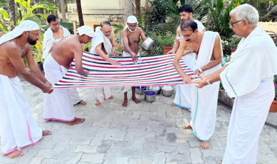 മഡിയൻ കൂലോം പാട്ടുത്സവത്തിന്റെ ഭാഗമായി നടന്ന  തിരുവുടയാട ആറ്റൽ ചടങ്ങ്