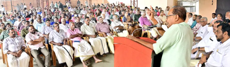 സംയുക്ത ട്രേഡ് യൂണിയൻ ജില്ലാ കൺവൻഷൻ കാഞ്ഞങ്ങാട്ട് എഐടിയുസി സംസ്ഥാന വൈസ് പ്രസിഡന്റ് കെ വി കൃഷ്ണൻ ഉദ്ഘാടനം ചെയ്യുന്നു