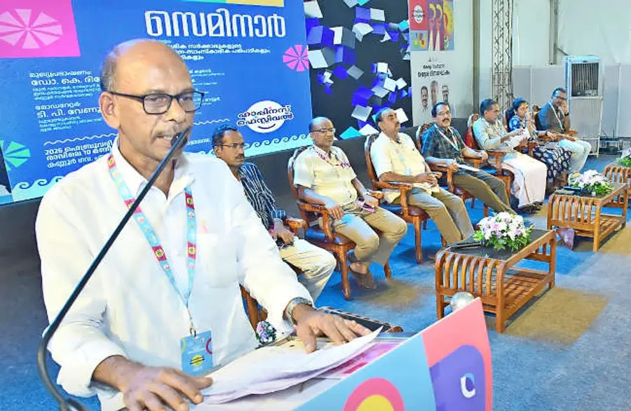 ഹാപ്പിനസ് ഫെസ്റ്റ് - തദ്ദേശ ദിനാഘോഷത്തിന്റെ ഭാഗമായി സംഘടിപ്പിച്ച  സെമിനാറിൽ   ഡോ. കെ ദിനേശൻ  മുഖ്യ പ്രഭാഷണം നടത്തുന്നു