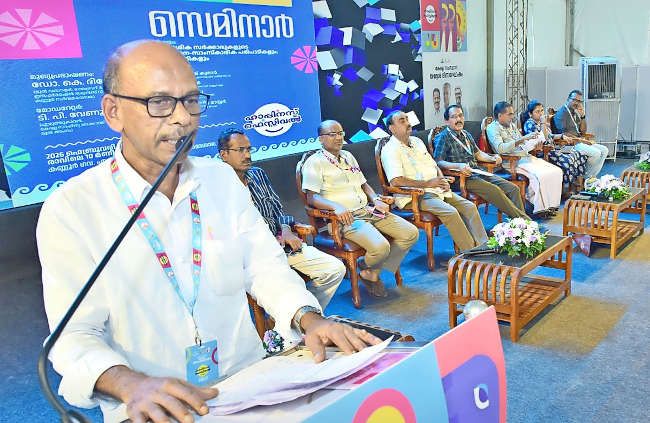 ഹാപ്പിനസ് ഫെസ്റ്റ് - തദ്ദേശ ദിനാഘോഷത്തിന്റെ ഭാഗമായി സംഘടിപ്പിച്ച  സെമിനാറിൽ   ഡോ. കെ ദിനേശൻ  മുഖ്യ പ്രഭാഷണം നടത്തുന്നു