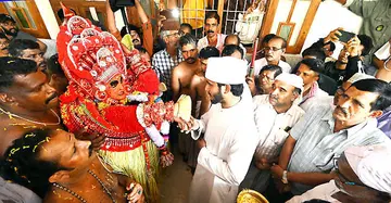 താഴത്തിടം പാടാർക്കുളങ്ങര ഭഗവതീ ക്ഷേത്രത്തിൽനിന്ന് വിഷ്‌ണുമൂർത്തി പെരുമ്പട്ട ജുമാ മസ്ജിദിലെത്തി മുദരിസും ഖത്തീബുമായ മുനീർ ഫൈസി കാമിൽ നിസാമിയ്ക്ക് ഇളനീർ നൽകിയപ്പോൾ                                  ഫോട്ടോ: സുരേന്ദ്രൻ മടിക്കെെ