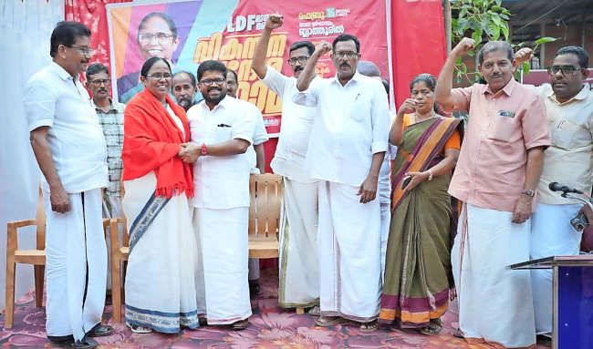 കെ കെ ശൈലജ എംഎൽഎ നയിക്കുന്ന മട്ടന്നൂർ മണ്ഡലം വികസന സന്ദേശ ജാഥയിൽ സിപിഐ എം ജില്ലാ സെക്രട്ടറി  കെ കെ രാഗേഷ് ജാഥാ ലീഡറെ ചുവന്ന ഷാൾ അണിയിക്കുന്നു