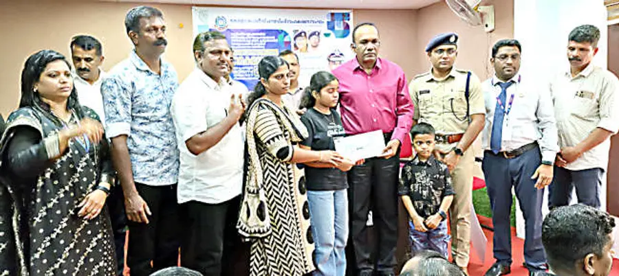 അപകടത്തിൽ മരിച്ച പൊലീസ് ഉദ്യോഗസ്ഥൻ കെ സജീഷിന്റെ ഇൻഷുറൻസ് തുക വിജിലിന്സ് ഡിജിപി മനോജ് അബ്രഹാം കുടുംബാംഗങ്ങൾക്ക് കൈമാറുന്നു