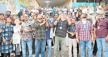 സംസ്ഥാന ചലച്ചിത്ര അക്കാദമി തളിപ്പറമ്പില്‍ സംഘടിപ്പിച്ച ഹാപ്പിനസ് ഇന്റര്‍നാഷണല്‍ ഫിലിം ഫെസ്റ്റിവലിന്റെ  ഉദ്ഘാടനത്തിനുശേഷം തളിപ്പറമ്പ് ക്ലാസിക് തിയറ്റർ പരിസരത്ത് ബലൂണുകൾ   പറത്തുന്നു. നടന്മാരായ ഇർഷാദ്, സോഹൻ സീനുലാൽ, അക്കാദമി സെക്രട്ടറി സി അജോയ്, ഡെപ്യൂട്ടി ഡയറക്ടർമാരായ ഷാജി ഹംസ, എൻ പി സജീഷ്, സംവിധായകരായ ഷെറി ഗോവിന്ദ് , ഷെരീഫ് ഈസ, പ്രതാപ് ജോസഫ്, ജിത്തു കോളയാട് , പ്രദീപ് ചൊക്ലി തുടങ്ങിയവർ മുൻനിരയിൽ