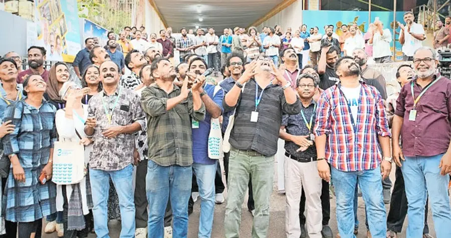 സംസ്ഥാന ചലച്ചിത്ര അക്കാദമി തളിപ്പറമ്പില്‍ സംഘടിപ്പിച്ച ഹാപ്പിനസ് ഇന്റര്‍നാഷണല്‍ ഫിലിം ഫെസ്റ്റിവലിന്റെ  ഉദ്ഘാടനത്തിനുശേഷം തളിപ്പറമ്പ് ക്ലാസിക് തിയറ്റർ പരിസരത്ത് ബലൂണുകൾ   പറത്തുന്നു. നടന്മാരായ ഇർഷാദ്, സോഹൻ സീനുലാൽ, അക്കാദമി സെക്രട്ടറി സി അജോയ്, ഡെപ്യൂട്ടി ഡയറക്ടർമാരായ ഷാജി ഹംസ, എൻ പി സജീഷ്, സംവിധായകരായ ഷെറി ഗോവിന്ദ് , ഷെരീഫ് ഈസ, പ്രതാപ് ജോസഫ്, ജിത്തു കോളയാട് , പ്രദീപ് ചൊക്ലി തുടങ്ങിയവർ മുൻനിരയിൽ