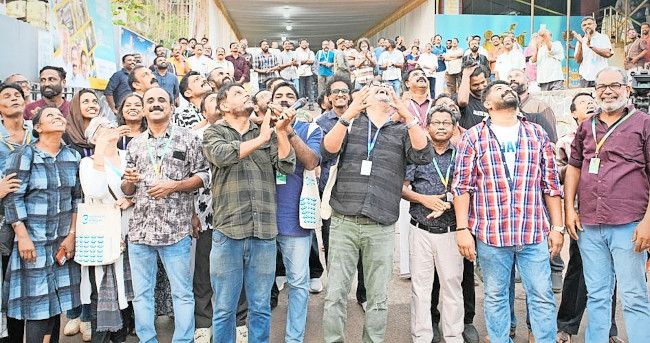 സംസ്ഥാന ചലച്ചിത്ര അക്കാദമി തളിപ്പറമ്പില്‍ സംഘടിപ്പിച്ച ഹാപ്പിനസ് ഇന്റര്‍നാഷണല്‍ ഫിലിം ഫെസ്റ്റിവലിന്റെ  ഉദ്ഘാടനത്തിനുശേഷം തളിപ്പറമ്പ് ക്ലാസിക് തിയറ്റർ പരിസരത്ത് ബലൂണുകൾ   പറത്തുന്നു. നടന്മാരായ ഇർഷാദ്, സോഹൻ സീനുലാൽ, അക്കാദമി സെക്രട്ടറി സി അജോയ്, ഡെപ്യൂട്ടി ഡയറക്ടർമാരായ ഷാജി ഹംസ, എൻ പി സജീഷ്, സംവിധായകരായ ഷെറി ഗോവിന്ദ് , ഷെരീഫ് ഈസ, പ്രതാപ് ജോസഫ്, ജിത്തു കോളയാട് , പ്രദീപ് ചൊക്ലി തുടങ്ങിയവർ മുൻനിരയിൽ