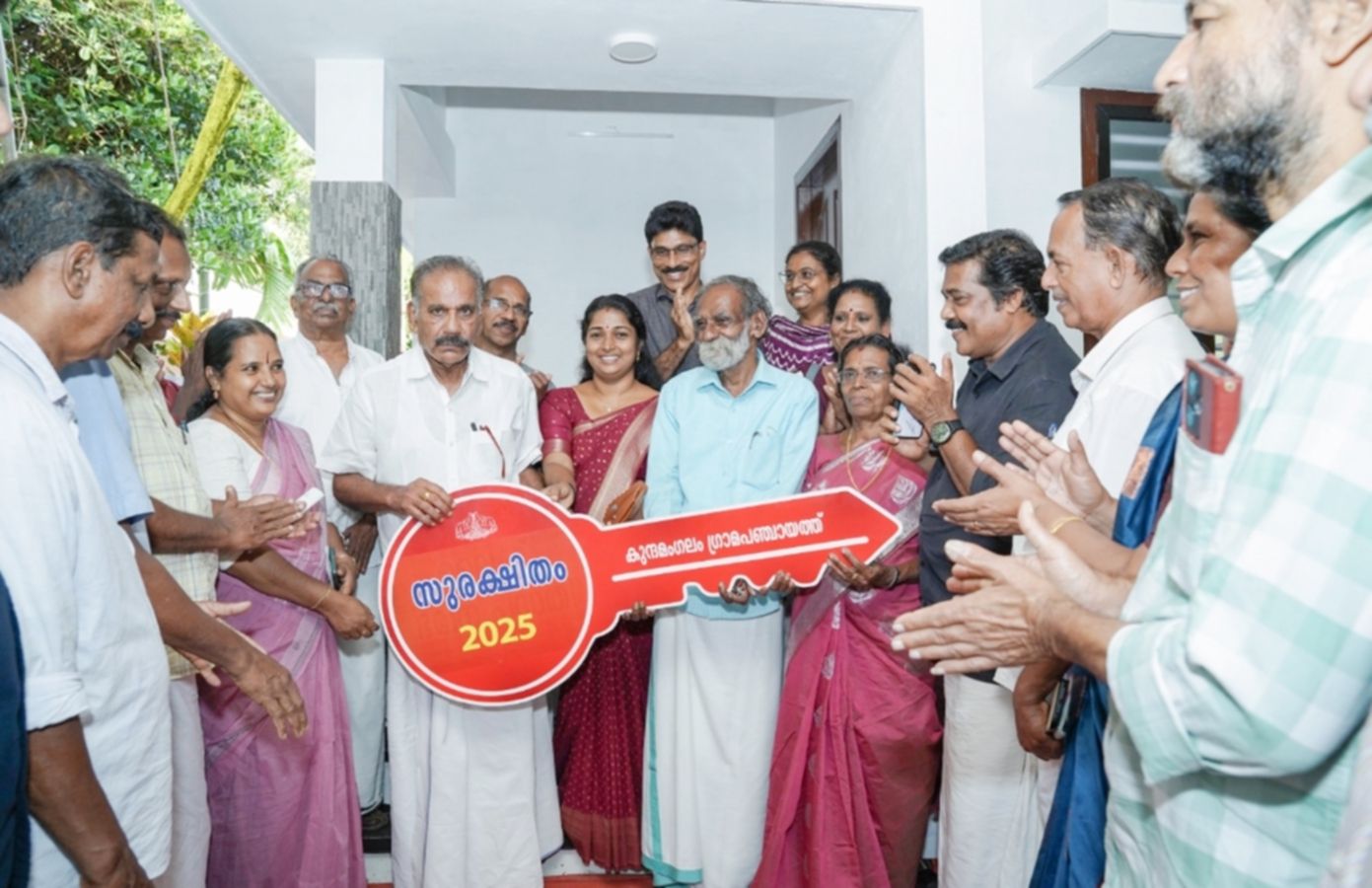 വിജയനും ചന്ദ്രികയ്‌ക്കും ലൈഫ് ഭവനപദ്ധതിയിൽ ലഭിച്ച വീടിന്റെ താക്കോൽ മന്ത്രി എ കെ ശശീന്ദ്രൻ കൈമാറുന്നു 