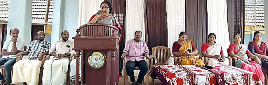 ​സ്‌കൂളുകളിലെ ഇൻസിനറേറ്റർ പദ്ധതി നീലേശ്വരം ബ്ലോക്ക്‌ പഞ്ചായത്ത്‌ പ്രസിഡന്റ്‌  സി എം മീനാകുമാരി ഉദ്‌ഘാടനം ചെയ്യുന്നു
