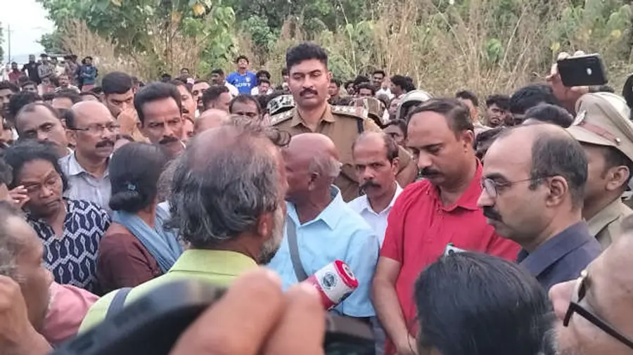 ജില്ലാ പഞ്ചായത്ത് പ്രസിഡന്റ് ബിനോയ് കുര്യൻ,  ആർഡിഒ എ വി പ്രകാശൻ എന്നിവർ  ആറളം ഫാമിൽ ജനങ്ങളുമായി സംസാരിക്കുന്നു