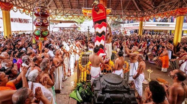 തൃച്ചംബരം ശ്രീകൃഷ്ണക്ഷേത്രം ഉത്സവത്തിന് തുടക്കംകുറിച്ച് തന്ത്രി കാമ്പ്രത്തില്ലത്ത്  രാജേഷ്‌ നമ്പൂതിരി കൊടിയേറ്റുന്നു 