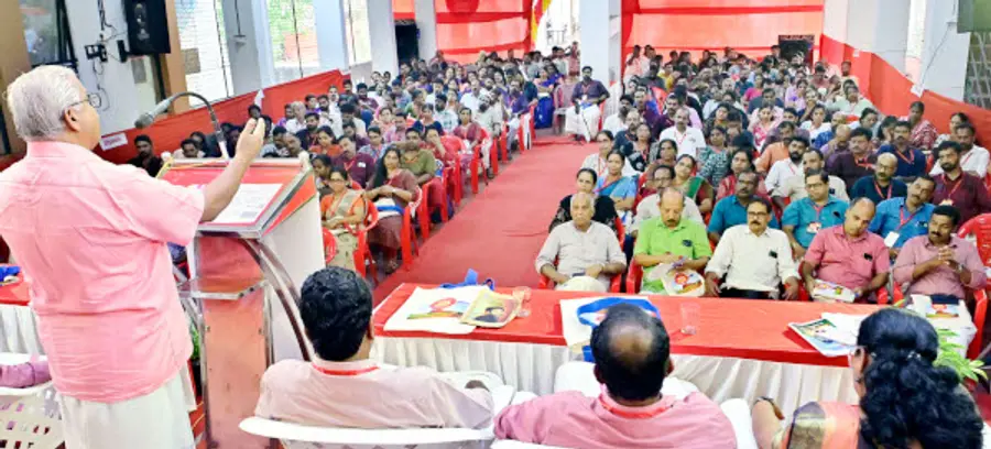 കേരള എൻജിഒ യൂണിയൻ ജില്ലാ സമ്മേളനം സിപിഐ എം സംസ്ഥാന സെക്രട്ടറിയറ്റംഗം എം വി ജയരാജൻ ഉദ്ഘാടനംചെയ്യുന്നു