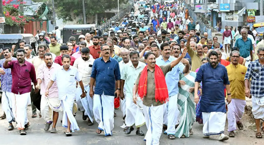 തൃക്കരിപ്പൂർ നിയോജകമണ്ഡലം എൽഡിഎഫ്  സ്ഥാനാർഥി വി പി പി മുസ്തഫയുടെ റോഡ് ഷോ നീലേശ്വരം നഗരത്തിലെത്തിയപ്പോൾ