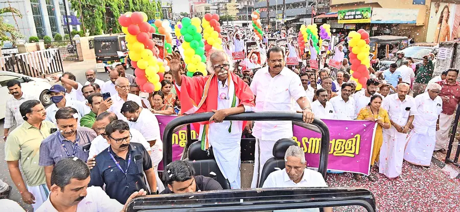 കണ്ണൂർ മണ്ഡലം എൽഡിഎഫ് സ്ഥാനാർഥി രാമചന്ദ്രൻ കടന്നപ്പള്ളിയെയും ആനയിച്ച് കണ്ണൂർ നഗരത്തിൽ നടത്തിയ റോഡ് ഷോ. ഫോട്ടോ/സുമേഷ് കോടിയത്ത്