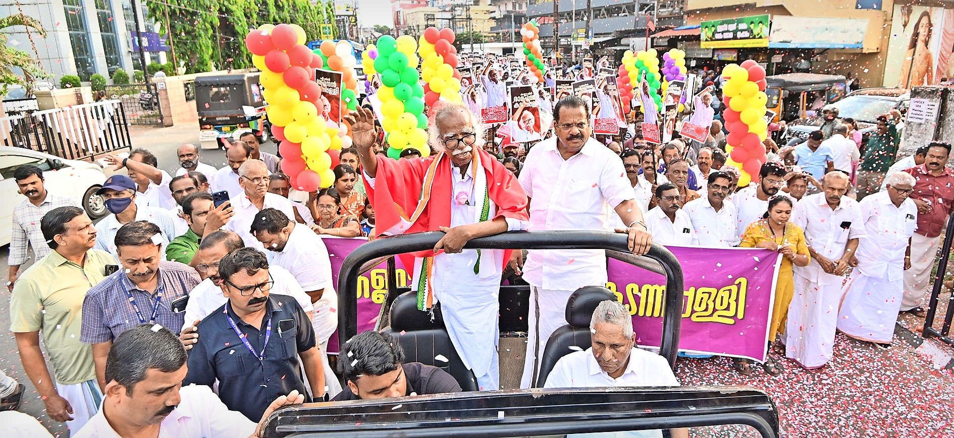 കണ്ണൂർ മണ്ഡലം എൽഡിഎഫ് സ്ഥാനാർഥി രാമചന്ദ്രൻ കടന്നപ്പള്ളിയെയും ആനയിച്ച് കണ്ണൂർ നഗരത്തിൽ നടത്തിയ റോഡ് ഷോ.           ഫോട്ടോ/സുമേഷ് കോടിയത്ത്