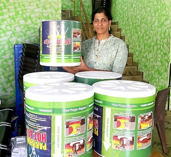കാഞ്ഞങ്ങാട്ടെ  പരിഷത്ത്‌ ഭവനിൽ  ചൂടാറാപ്പെട്ടിയുമായി ഓഫീസ്‌ സെക്രട്ടറി 