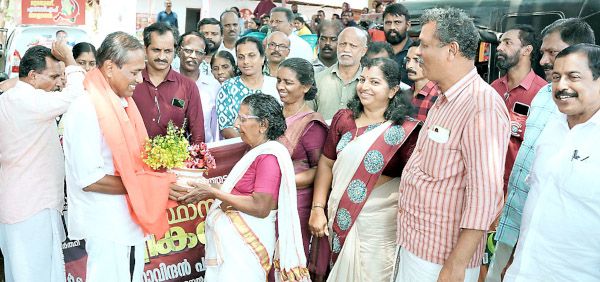 കാഞ്ഞങ്ങാട്‌ മണ്ഡലം എൽഡിഎഫ്‌ സ്ഥാനാർഥി ഗോവിന്ദൻ പള്ളിക്കാപ്പിലിന്‌ എരിക്കുളത്ത്‌ നൽകിയ സ്വീകരണം