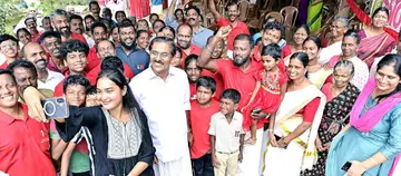 ഉദുമ മണ്ഡലം എൽഡിഎഫ്‌ സ്ഥാനാർഥി സി എച്ച്‌ കുഞ്ഞന്പുവിനൊപ്പം വയലാംകുഴിയിലെ സ്വീകരണകേന്ദ്രത്തിലെത്തിയവർ സെൽഫിയെടുക്കുന്നു ഫോട്ടോ സുരേന്ദ്രൻ മടിക്കെെ 
