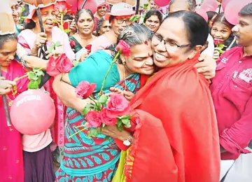 പേരാവൂർ മണ്ഡലം എൽഡിഎഫ് സ്ഥാനാർഥി കെ കെ ശെെലജ ടീച്ചറെ മുണ്ടയാംപറമ്പിൽ നൽകിയ സ്വീകരണത്തിൽ  റോസാപ്പൂക്കൾ നൽകി ആലിംഗനം ചെയ്യുന്നു                                                                                 ഫോട്ടോ: പി ദിലീപ്കുമാർ