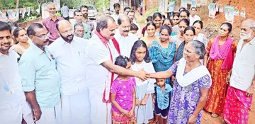 ഇരിക്കൂർ മണ്ഡലം എൽഡിഎഫ് സ്ഥാനാർഥി അഡ്വ. മാത്യു കുന്നപ്പള്ളിയെ ഉത്തൂരിൽ സ്വീകരിക്കുന്നു 