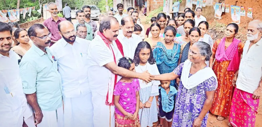 ഇരിക്കൂർ മണ്ഡലം എൽഡിഎഫ് സ്ഥാനാർഥി അഡ്വ. മാത്യു കുന്നപ്പള്ളിയെ ഉത്തൂരിൽ സ്വീകരിക്കുന്നു 