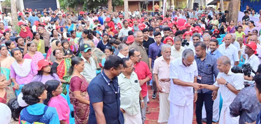 തെരഞ്ഞെടുപ്പ് പ്രചാരണാർഥം കോയ്യോട് മൊയാരം മന്ദിരത്തിലെത്തിയ ധർമടം മണ്ഡലം എൽഡിഎഫ്‌ സ്ഥാനാർഥി പിണറായി വിജയനെ മൊയാരത്തിന്റെ മകൻ ജനാർദനൻ സ്വീകരിക്കുന്നു