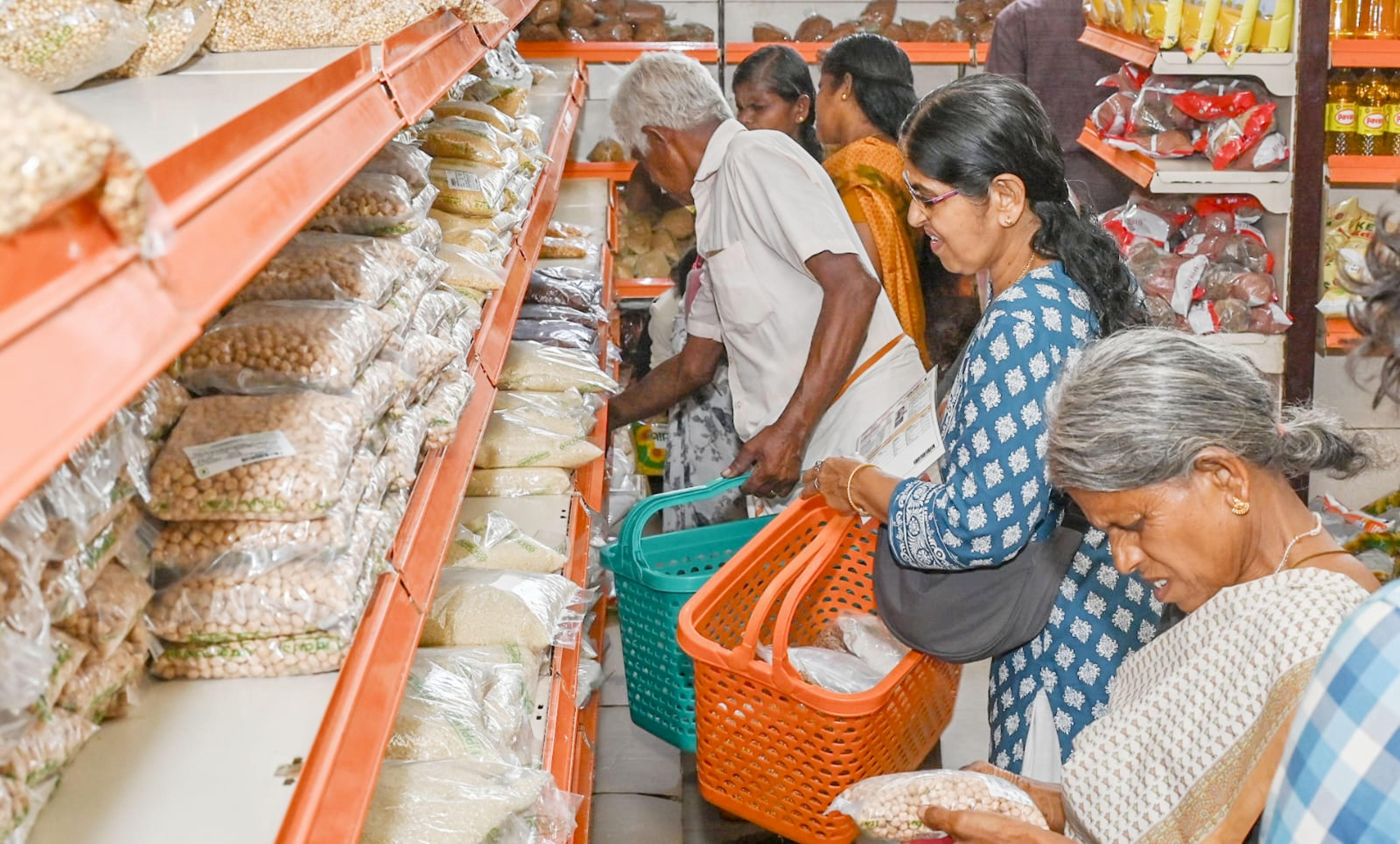 പാലക്കാട്‌ സ്റ്റേഡിയം ബസ്‌ സ്റ്റാൻഡിന്‌ സമീപത്തെ സപ്ലൈകോ പീപ്പിൾ ബസാറിൽ സാധനങ്ങൾ വാങ്ങാനെത്തിയവരുടെ തിരക്ക്‌