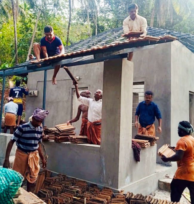 സിപിഐ എം അമ ബ്രാഞ്ച് നേതൃത്വത്തിൽ  അമ ഉന്നതിയിലെ  എച്ച് മാധവന്റെ വീടിന്റെ അറ്റകുറ്റപണികൾ നടത്തുന്നു 