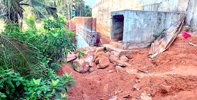 പൊള്ളക്കടയില്‍ സര്‍വീസ് റോ‍ഡ് നിര്‍മാണത്തിന് തുടക്കമായപ്പോള്‍