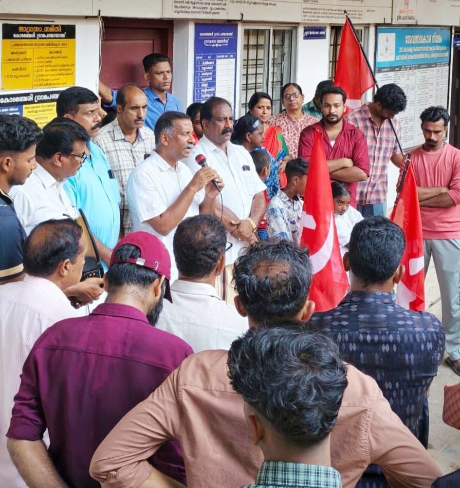 തെരുവുനായ ശല്യത്തിന്‌ പരിഹാരം ആവശ്യപ്പെട്ട് സിപിഐ എം നേതൃത്വത്തിൽ കോടഞ്ചേരി പഞ്ചായത്ത് ഓഫീസിലേക്ക് നടത്തിയ മാർച്ച് ഏരിയാ കമ്മിറ്റി  അംഗം ജോണി ഇടശ്ശേരി ഉദ്ഘാടനംചെയ്യുന്നു