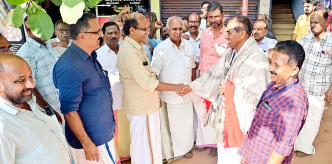 കാഞ്ഞങ്ങാട് മണ്ഡലത്തിൽനിന്ന് വിജയിച്ച എൽഡിഎഫ് സ്ഥാനാർഥി ഗോവിന്ദൻ പള്ളിക്കാപ്പിലിനെ എൽഡിഎഫ് ജില്ലാ കൺവീനർ കെ പി സതീഷ് ചന്ദ്രൻ  ഷാളണിയിച്ച് സ്വീകരിക്കുന്നു