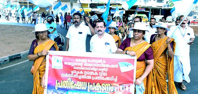 വാണിജ്യ സിലിണ്ടറിന്റെ അന്യായ വിലവർധനയിൽ പ്രതിഷേധിച്ച്‌   കേരള ഹോട്ടൽ  ആൻഡ്‌ റസ്‌റ്റോറന്റ്‌ അസോസിയേഷൻ നേതൃത്വത്തിൽ കാസർകോട്‌ നഗരത്തിൽ നടത്തിയ പ്രകടനം 