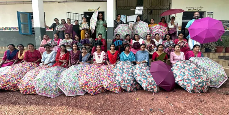 ചെറുവത്തൂർ ബിആർസി സംഘടിപ്പിച്ച പരിശീലനത്തിൽ പങ്കെടുത്തവർ തങ്ങൾ നിർമിച്ച കുടയുമായി