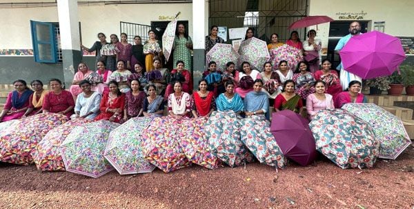 ചെറുവത്തൂർ ബിആർസി സംഘടിപ്പിച്ച പരിശീലനത്തിൽ പങ്കെടുത്തവർ തങ്ങൾ നിർമിച്ച കുടയുമായി