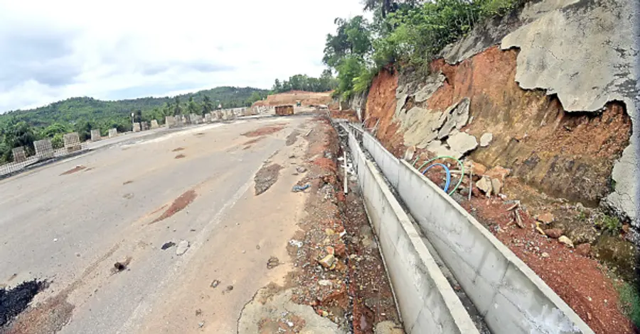 നിർമാണം ഇഴഞ്ഞുനീങ്ങുന്ന തെക്കിലിലെ ദേശീയപാത