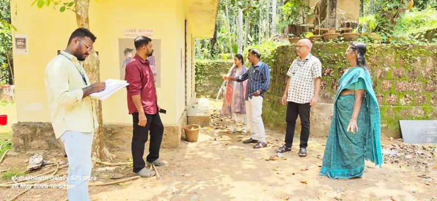 നരിപ്പറ്റ കുടുംബാരോഗ്യകേന്ദ്രത്തിലെ ഉദ്യോഗസ്ഥർ പരിശോധന നടത്തുന്നു