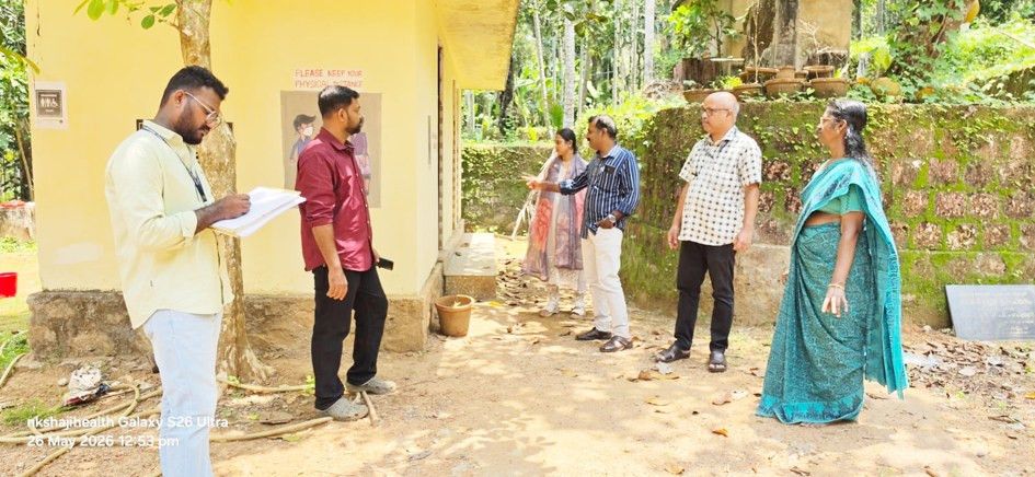 നരിപ്പറ്റ കുടുംബാരോഗ്യകേന്ദ്രത്തിലെ ഉദ്യോഗസ്ഥർ പരിശോധന നടത്തുന്നു