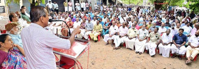 സിപിഐ എം പൊളിറ്റ്‌ബ്യൂറോ അംഗവും പ്രതിപക്ഷ നേതാവുമായ പിണറായി വിജയനെ രാഷ്ട്രീയമായി വേട്ടയാടാനുള്ള ഇഡിയുടെ നീക്കത്തിനെതിരെ എൽഡിഎഫ്‌ ജില്ലാ കമ്മിറ്റി  കാഞ്ഞങ്ങാട് സംഘടിപ്പിച്ച  പ്രതിഷേധ പൊതുയോഗം ഗോവിന്ദൻ പള്ളിക്കാപ്പിൽ എംഎൽഎ ഉദ്‌ഘാടനംചെയ്യുന്നു 