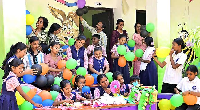 ചയ്യോത്ത് ജിഎച്ച്എസ്എസിൽ നടക്കുന്ന ജില്ലാതല പ്രവേശനോത്സവത്തിൽ കുട്ടികളെ വരവേൽക്കാൻ അധ്യാപകരും, വിദ്യാർഥികളും രക്ഷിതാക്കളുംചേർന്ന് ഒരുക്കങ്ങൾ നടത്തുന്നു