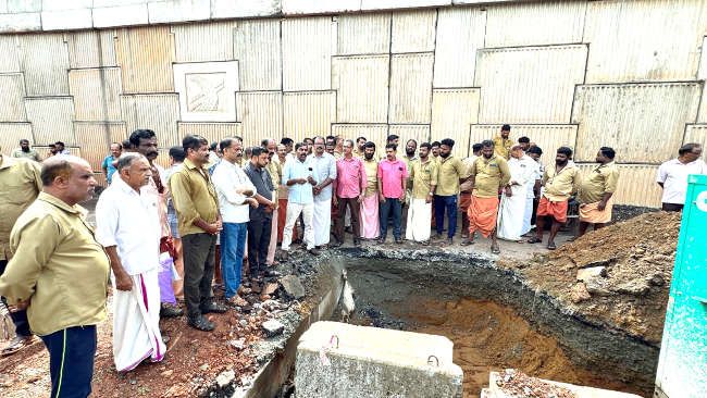  പെരിയ ടൗണില്‍ പടിഞ്ഞാറുഭാഗത്തെ സര്‍വീസ് റോഡ് ഇടിഞ്ഞുതാഴ്ന്നതിനെ തുടര്‍ന്ന് രൂപപ്പെട്ട വലിയ കുഴി