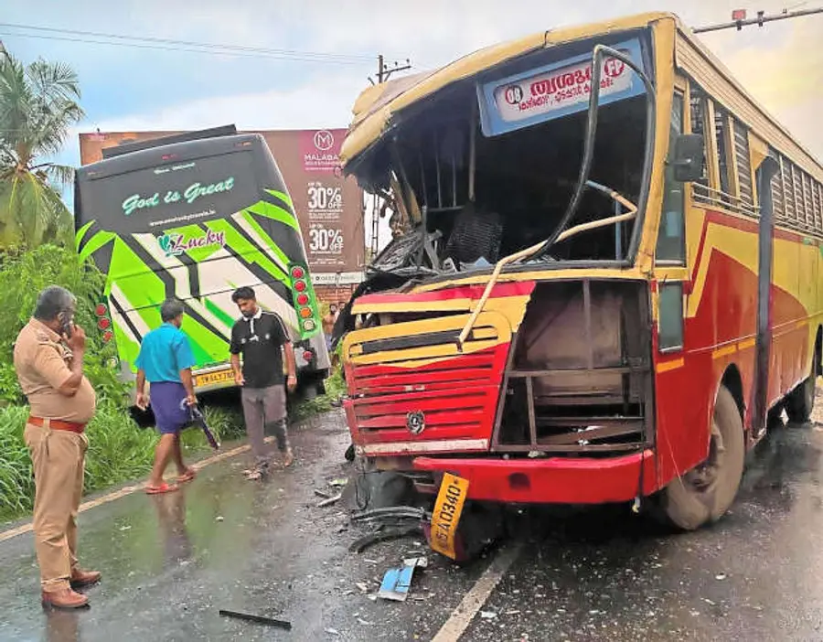 മുഴപ്പിലങ്ങാട് മൊയ്തുപാലത്തിന് സമീപം അപകടത്തിൽപ്പെട്ട ബസുകൾ