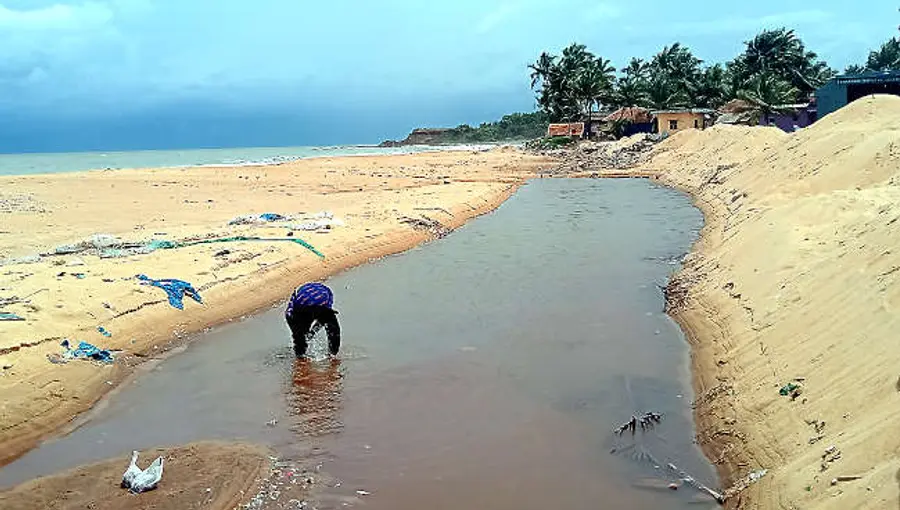കുഴിയെടുത്ത് തീരസംരക്ഷണ പ്രവൃത്തി നിർത്തിവച്ച തൃക്കണ്ണാട് കടൽത്തീരം