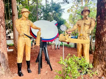 എം വി കുഞ്ഞികൃഷ്ണന് പാഴ്വസ്തുക്കള് ഉപയോഗിച്ച് നിര്മിച്ച രൂപങ്ങള്