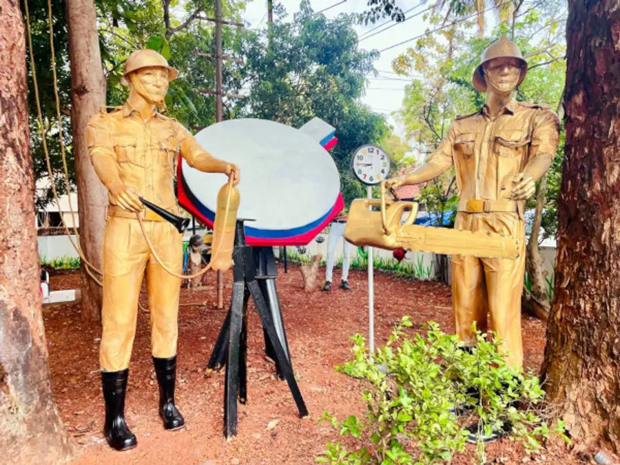 എം വി കുഞ്ഞികൃഷ്ണന് പാഴ്വസ്തുക്കള് ഉപയോഗിച്ച് നിര്മിച്ച രൂപങ്ങള്