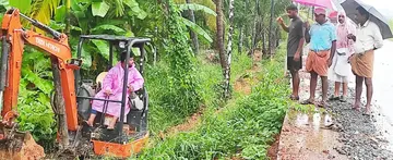വീടുകളിൽ വെള്ളംകയറിയതിനെ തുടർന്ന് കെടി ബസാറിൽ ജെസിബി ഉപയോഗിച്ച് താൽക്കാലിക ചാലുകൾ നിർമിക്കുന്നു