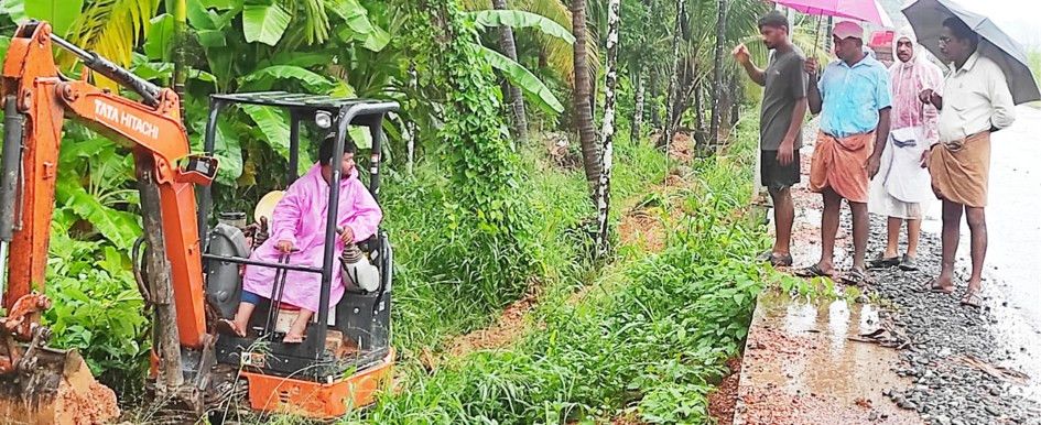 വീടുകളിൽ വെള്ളംകയറിയതിനെ തുടർന്ന് കെടി ബസാറിൽ ജെസിബി ഉപയോഗിച്ച് താൽക്കാലിക ചാലുകൾ നിർമിക്കുന്നു