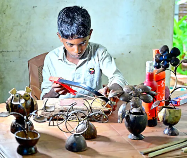 അനന്തു താൻ നിർമിച്ച ചിരട്ട ശില്പങ്ങളുമായി