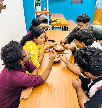 ചെർപ്പുളശേരി കഫെ 51ൽ ലോഡഡ് ഫ്രൈസ് കഴിക്കുന്ന വിദ്യാർഥികൾ
