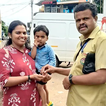 കെഎസ്‌ആർടിസി കണ്ടക്ടർ അനീഷ്‌ ഉദിനൂർ ബസ്സിൽനിന്ന്‌  കളഞ്ഞുകിട്ടിയ സ്വർണം ഉടമയുടെ കൈകളിലേൽപ്പിക്കുന്നു