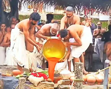 കൊട്ടിയൂർ വൈശാഖ മഹോത്സവ സമാപനം കുറിച്ച്‌ സ്വയംഭൂവിൽ നടത്തിയ അഭിഷേകം